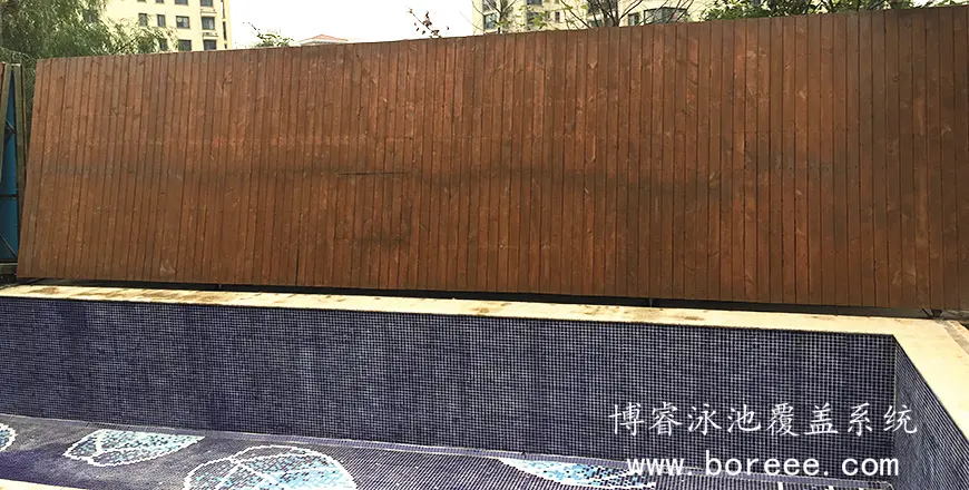 加长的折叠泳池盖